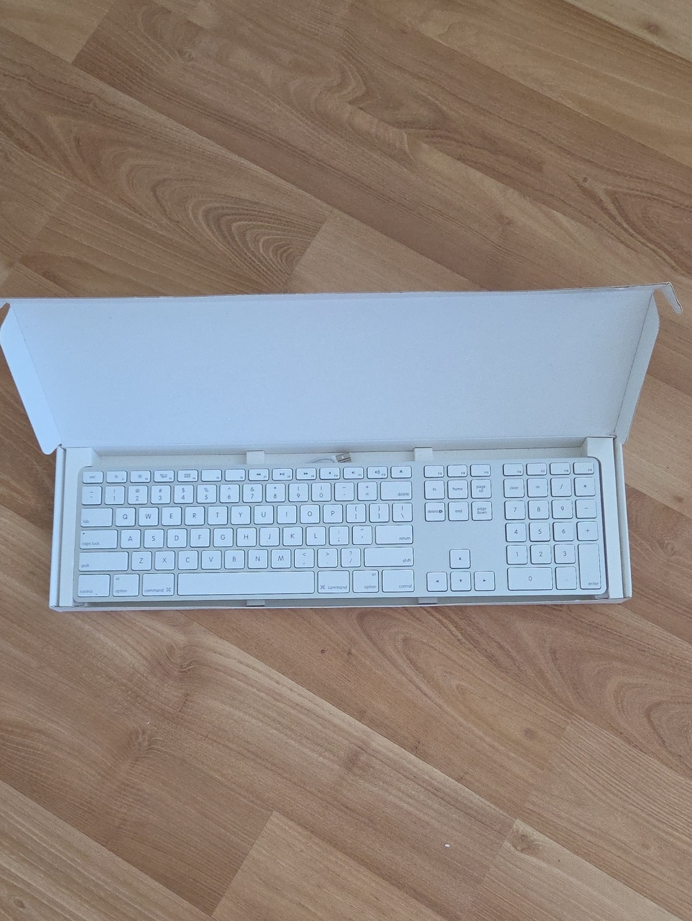 White APPLE Wireless Keyboard with Numeric Keypad MODEL A1243